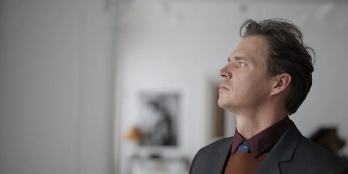 Retributivisme i ledelse - leder ser ud ad vinduet med hårdt blik