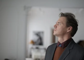 Retributivisme i ledelse - leder ser ud ad vinduet med hårdt blik