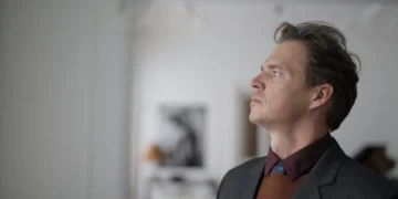 Retributivisme i ledelse - leder ser ud ad vinduet med hårdt blik