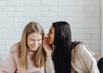 Socialkonstruktionisme 2 kvinder hvisker til hinanden