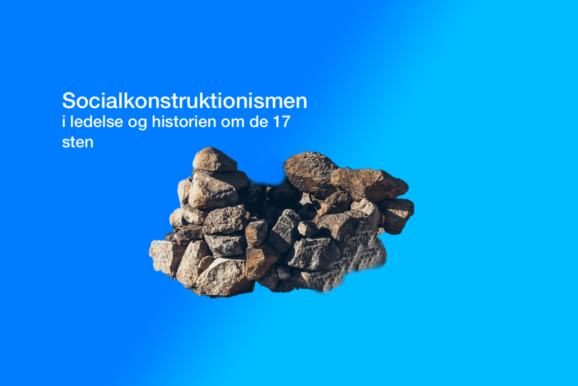 Socialkonstruktionismen her i form af en bunke sten på blå gradient baggrund