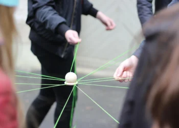 Den psykologiske kontrakt skitseres her som tråde mellem mennesker