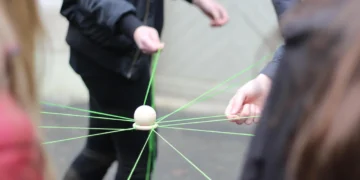 Den psykologiske kontrakt skitseres her som tråde mellem mennesker