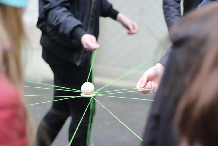 Den psykologiske kontrakt skitseres her som tråde mellem mennesker