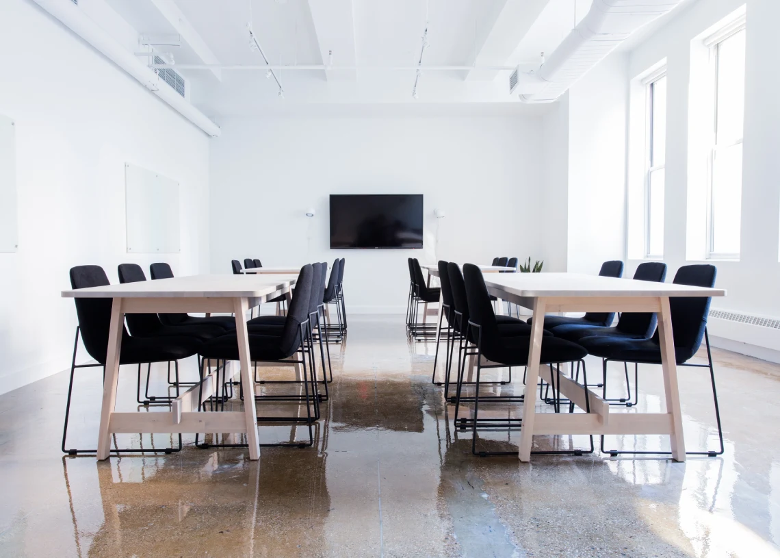 den selvlegitimerende leder et tomt kontor som synonym for brain drain