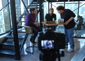 Ledelse i gulvhøjde - her sidder 3 projektleder på gangen og ude på gulvet