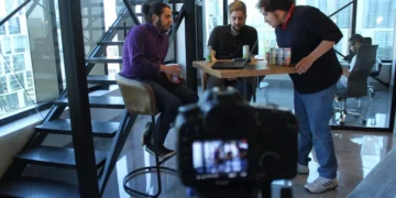 Ledelse i gulvhøjde - her sidder 3 projektleder på gangen og ude på gulvet