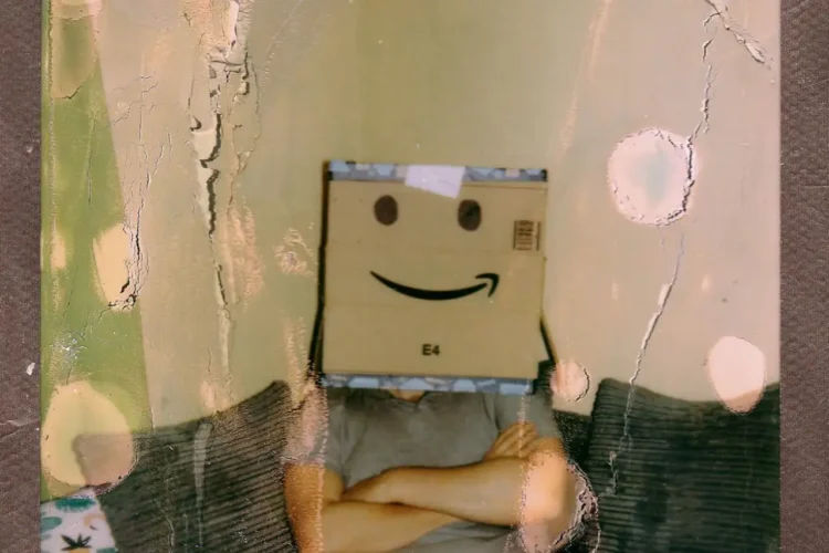 Mand sidder med papkasse på hovedet som udtryk får dårlig ledelse