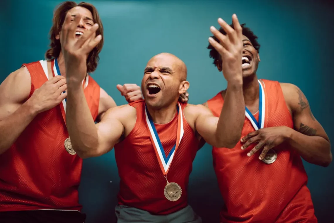 3 mandlige medaljevindere hepper som i målstyring (maalstyring)
