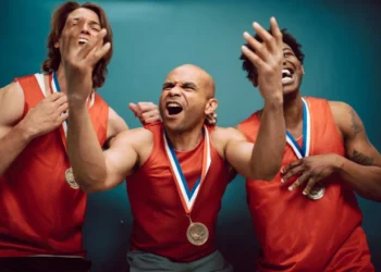 3 mandlige medaljevindere hepper som i målstyring (maalstyring)