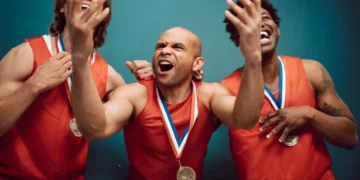 3 mandlige medaljevindere hepper som i målstyring (maalstyring)