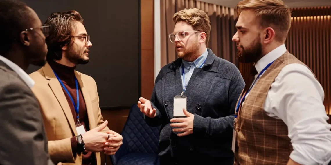 4 mænd taler om uddelegering af arbejde som i delegation