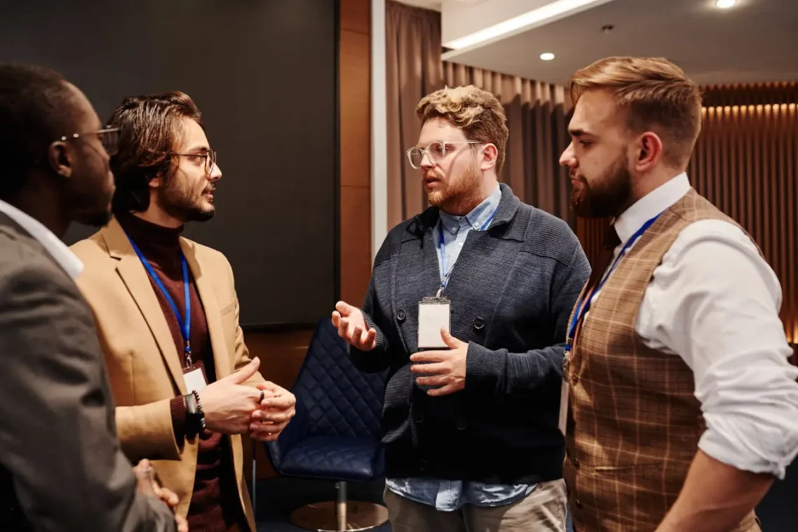 4 mænd taler om uddelegering af arbejde som i delegation