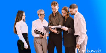 5 personer i et team som i teamledelse infografik