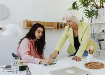 Ældre underviser peger strengt på papir som udtryk for magt
