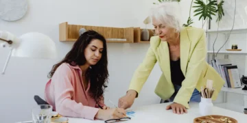 Ældre underviser peger strengt på papir som udtryk for magt