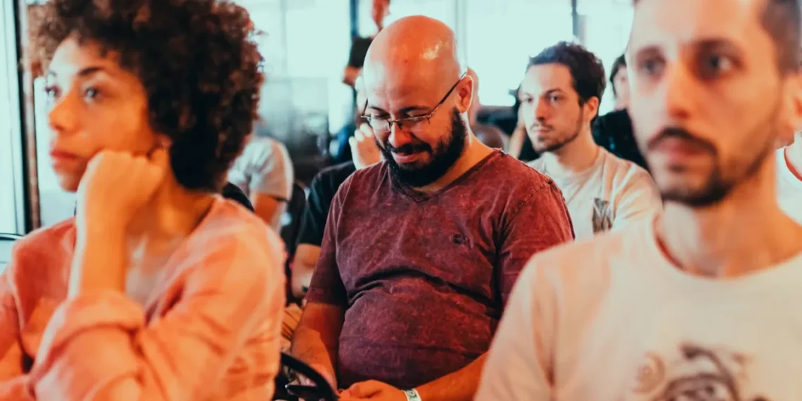 Aktiv lytning - alle lytter til møde undtagen en mand med mobiltelefon