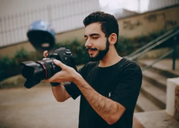 Autentisk ledelse - her en ung mand med et kamera som metafor for autentisk