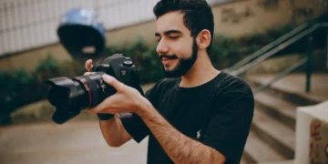 Autentisk ledelse - her en ung mand med et kamera som metafor for autentisk