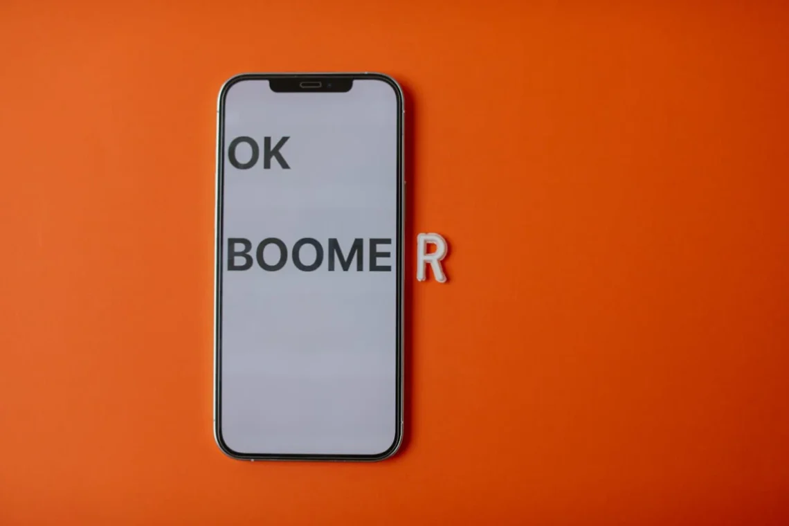 Babyboomerne - OK Boomer står på mobiltelefon