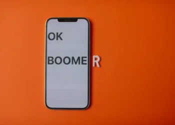 Babyboomerne - OK Boomer står på mobiltelefon