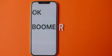 Babyboomerne - OK Boomer står på mobiltelefon