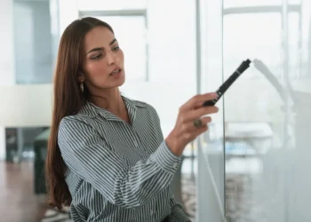 Facilitering - kvinde underviser på tavle