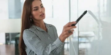 Facilitering - kvinde underviser på tavle