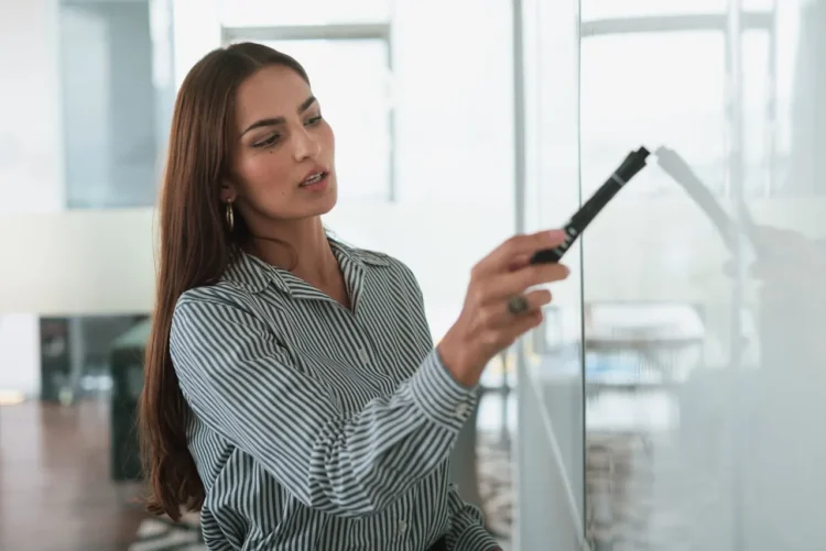 Facilitering - kvinde underviser på tavle