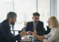 Feedback til medarbejder medarbejder og to chefer sidder i kantinen