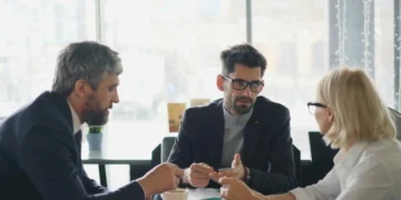 Feedback til medarbejder medarbejder og to chefer sidder i kantinen