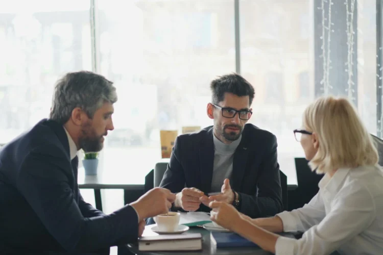 Feedback til medarbejder medarbejder og to chefer sidder i kantinen