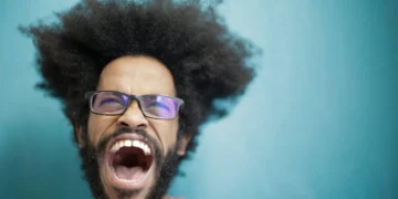 Her en mand med bonhår og åben mund som udtryk for retorik