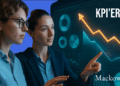 KPI'ER to kvinder betragter KPI board infobillede af Leder Nikolaj Mackowski