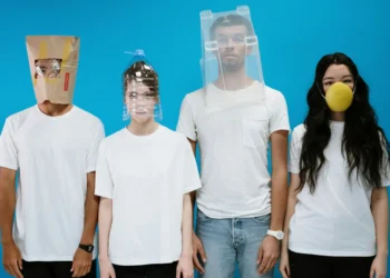 Kildekritik - 4 mennesker med en pose en plastikflaske en kasse og en med åndedrætsværn