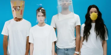 Kildekritik - 4 mennesker med en pose en plastikflaske en kasse og en med åndedrætsværn