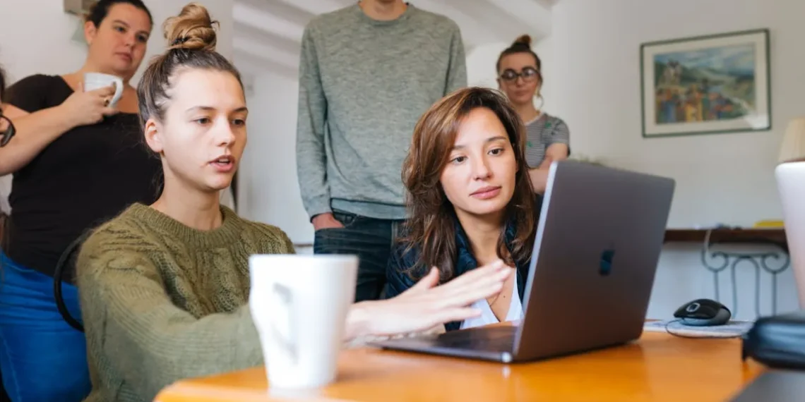 Kvinde bag skærm er uformel leder alle lytter til hende