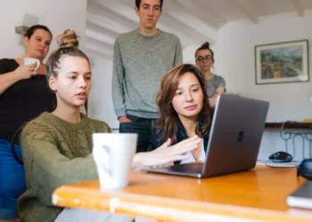 Kvinde bag skærm er uformel leder alle lytter til hende