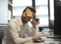 MUS-samtale medarbejder - medarbejder sidder med post-it i panden og griner