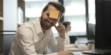 MUS-samtale medarbejder - medarbejder sidder med post-it i panden og griner
