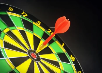 Maalgruppe - her en dartskive med en dartpil i midten som udtryk for målgruppe