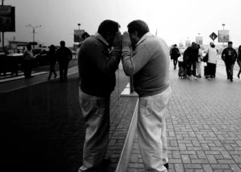 Mand kigger ind gennem sort rude som udtryk for kognitiv dissonans