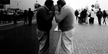 Mand kigger ind gennem sort rude som udtryk for kognitiv dissonans