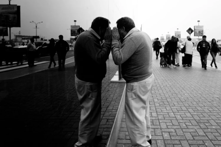 Mand kigger ind gennem sort rude som udtryk for kognitiv dissonans