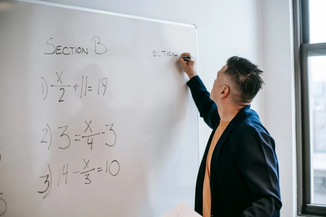 Mand løser 1 gradsligninger som metafor for problemløsning