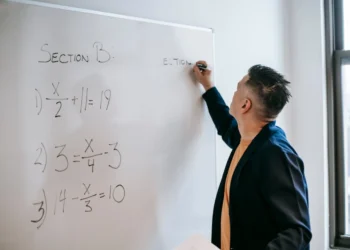 Mand løser 1 gradsligninger som metafor for problemløsning