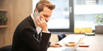 Mand ser vred ud over opsigelse fra medarbejder i telefonen