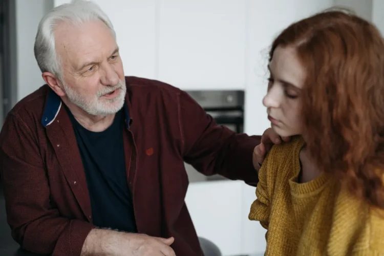Mand snakker med kvinde som er ked af det - udtryk for emotionel intelligens (den emotionelle intelligens)