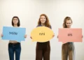 Millennials - 3 unge mennesker for generationen holder 3 skilte i hænderne
