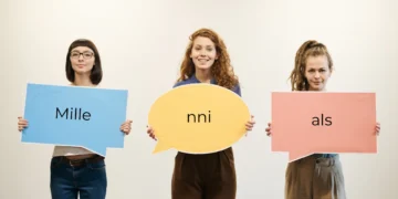 Millennials - 3 unge mennesker for generationen holder 3 skilte i hænderne